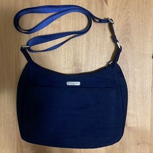 Baggallini purse / travel bag navy blue. Like new condition. Small / medium size